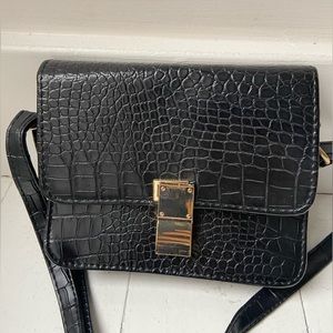 Unknown Brand pleather purse, excellent condition !
